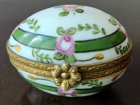PEINT MAIN LIMOGES BOX Egg W/ Pink Roses & Green Bands - Nb836, No Box