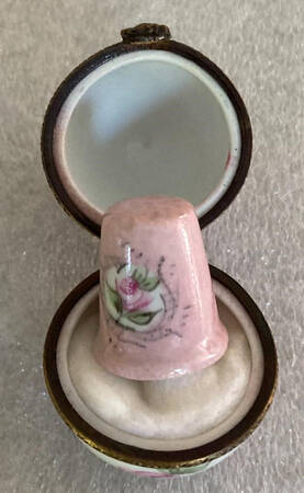 PEINT MAIN LIMOGES BOX Egg With Thimble - Nb843, No Box