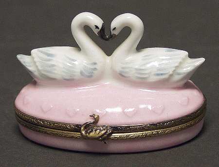 PEINT MAIN LIMOGES BOX Swans Kissing - With Box