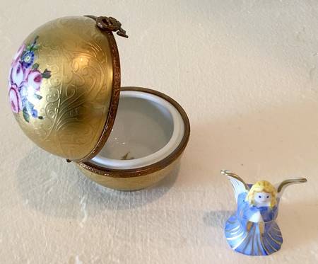 PEINT MAIN LIMOGES BOX Gold Ball With Angel - Nb644, No Box