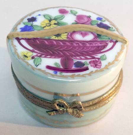 PEINT MAIN LIMOGES BOX Green Ladies Hat Box With Hat - Nb676, No Box