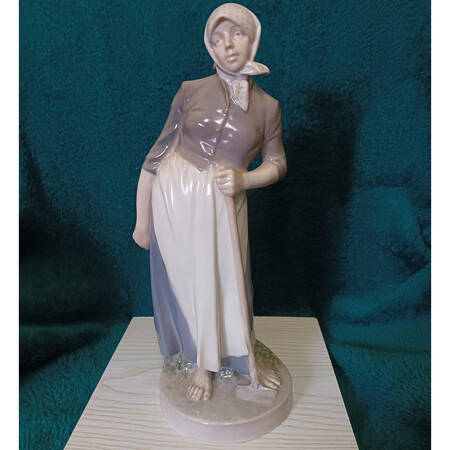 World Life Woman With Hoe - No Box 42
