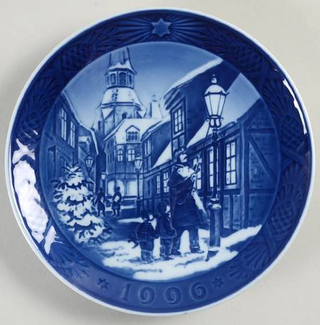 Annual Christmas Plate Lighting The Street Lamps - Boxed