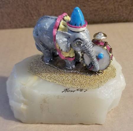 Clown Sculptures Beat It! Elephant - No Box