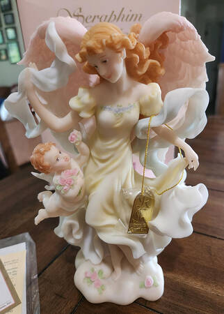 Seraphim Classic 7" Figure Gift Of Kindness - Boxed