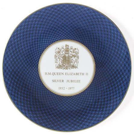 Royal Worcester Royalty Giftware Elizabeth Ii Silver Jubilee Plate - Boxed