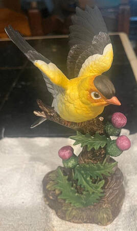 Sadek Bird Figurines Goldfinch W/ Thistles Mouth Closed - Boxed