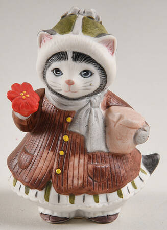 Kitty Cucumber Ellie With Poinsettia - No Box