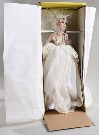 Connoisseur Doll Collection Pia-Ps-246l - With Box Bx382
