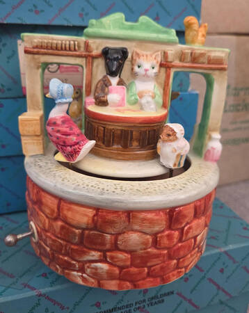 Beatrix Potter-Music Box Ginger & Pickles-Top Of The World - Boxed