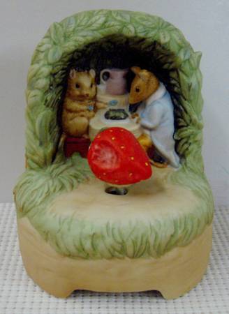Beatrix Potter-Music Box Johnny Town Mouse & Timmy Willie - Boxed