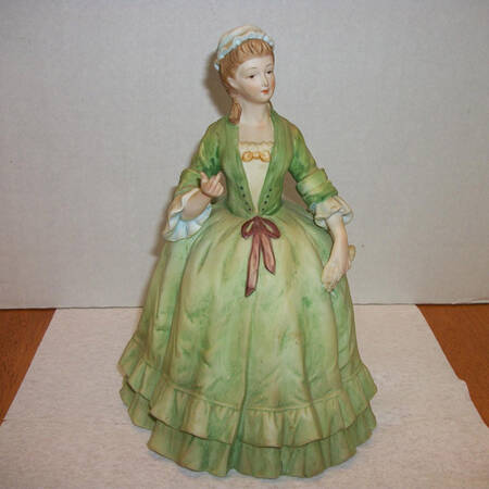 Sadek Figurines Lady In Green Dress - No Box