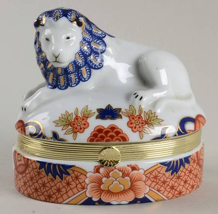 Classic Imari Figural Covered Box with Hinged Lid