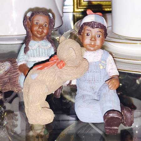 Sarah's Attic Figurines Kisses - Boxed