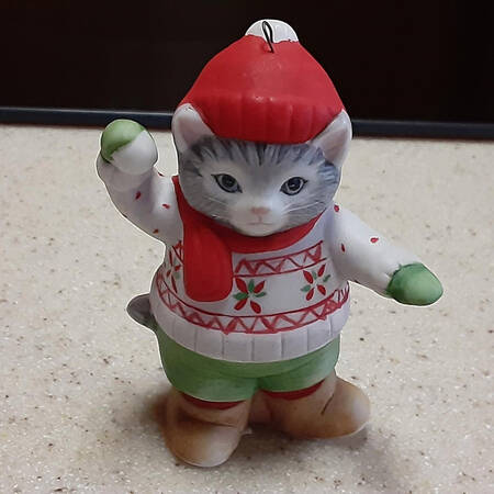 Kitty Cucumber Kitty In Sweater With Snowball - No Box