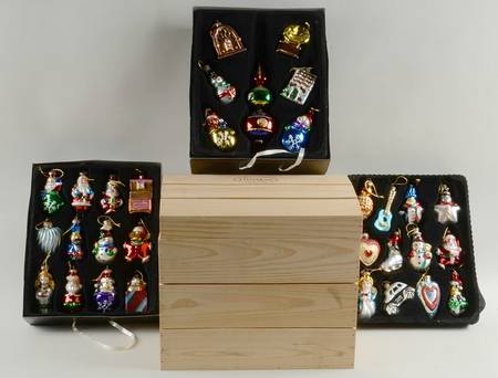 Museum Series 30 Ornament W/ Tree Topper - With Box