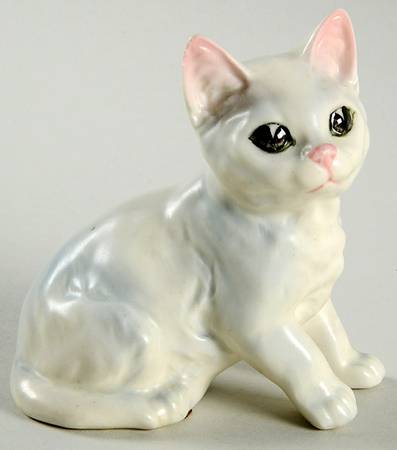 UCAgo Figurines White Kitten - No Box