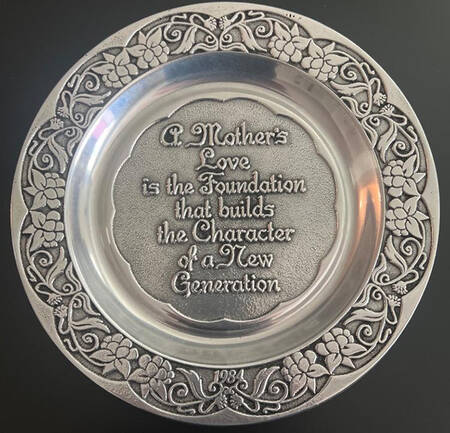 Mothers Day Plates A Mother's Love Is The Foundation - With Box Bx1984