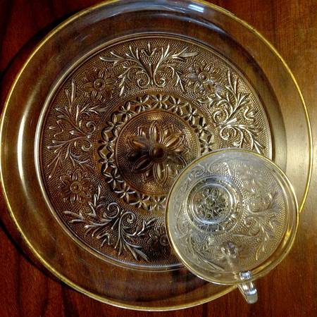 Sandwich Clear (Gold Trim) Snack Plate & Punch/Snack Cup Set