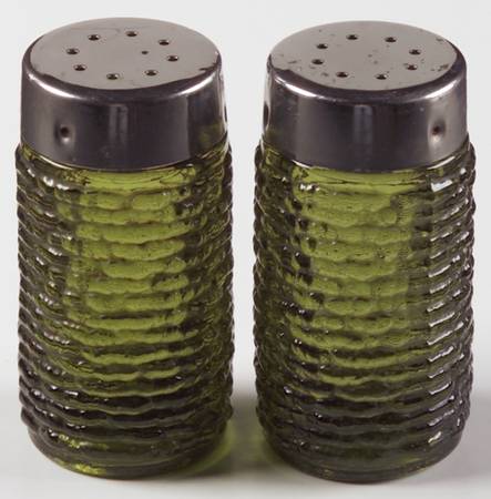 Soreno Avocado Green Shaker Set w/Metal Lids