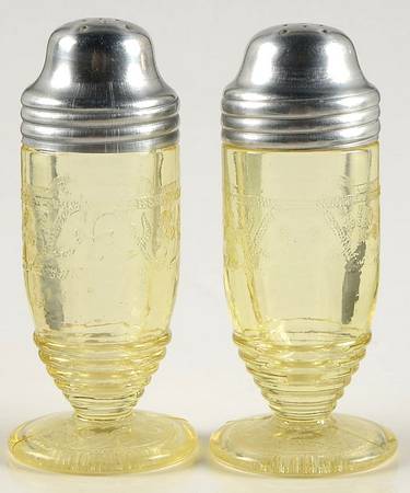 Cloverleaf Yellow Footed Shaker Set & Metal Lids