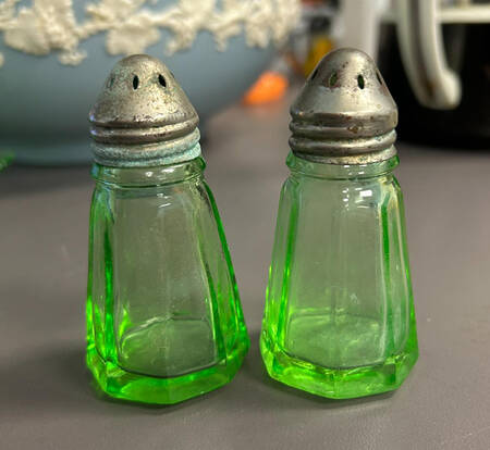 1533 Shaker Set with Metal Lids