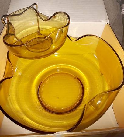 Accent Modern Amber 9" Chip & Dip Set with Metal Holder
