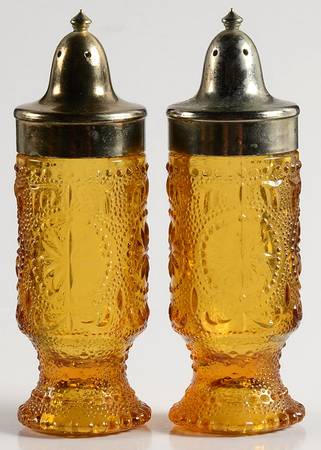American Concord Amber Footed Shaker Set & Plastic Lids