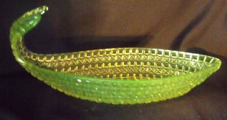 Cathedral-Canary (Vaseline) 8" Fish Shape Relish