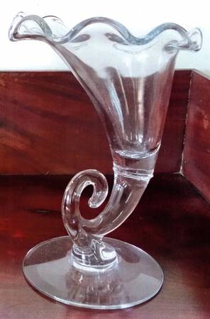 Pristine (Stem 1936) 9" Cornucopia Vase