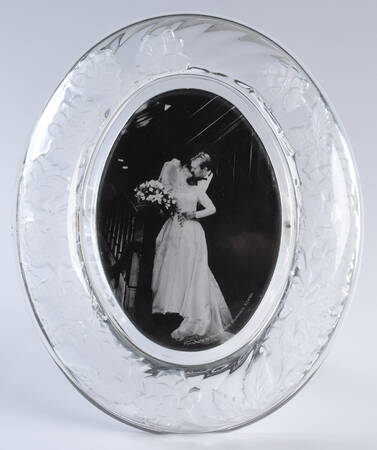 Chrysanthemum Oval Picture Frame