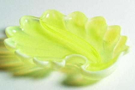 Sanibel Yellow (Opalescent) 8" Shell Shape 2 Part Relish