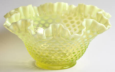 Hobnail Topaz (Opalescent) Crimped Bowl
