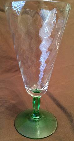 5082-5282 Green Clear Swirl Iridescent Parfait