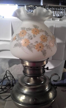 Daisies on Cameo Satin 16" Hammered Colonial Metal Lamp& Glass Shade