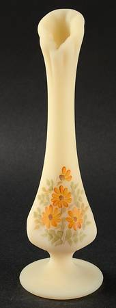 Daisies on Cameo Satin 7" Bud Vase