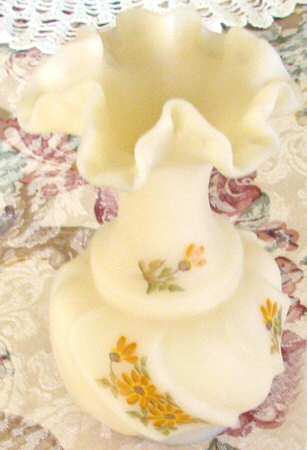 Daisies on Cameo Satin 6" Crimped Vase