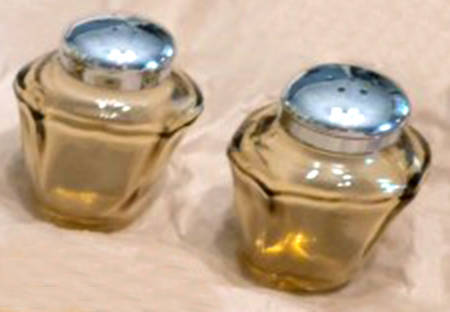 Coventry Gold (Honey Gold) Shaker Set w/Metal Lids