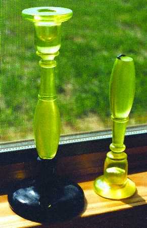 649 Topaz (Iridescent Yellow, Ebony Base) by Fenton
