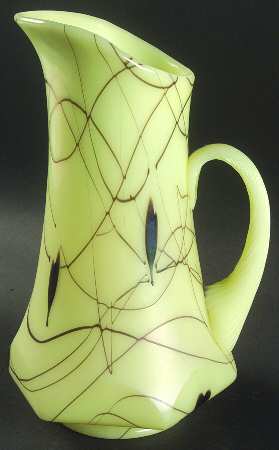 Hanging Heart Custard 70 Oz Pticher