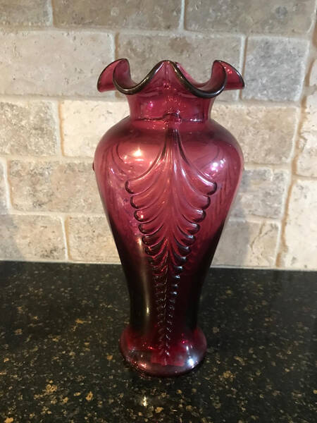 Country Cranberry #C3585 (C2782H9) 11" Feather Vase