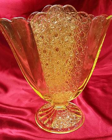 Daisy and Button Vaseline 10" Fan Vase