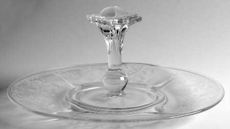 Vesta Clear (Stem 75) Center Handle Tray