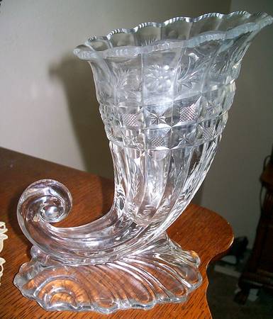 Calcutta 7" Cornucopia Vase