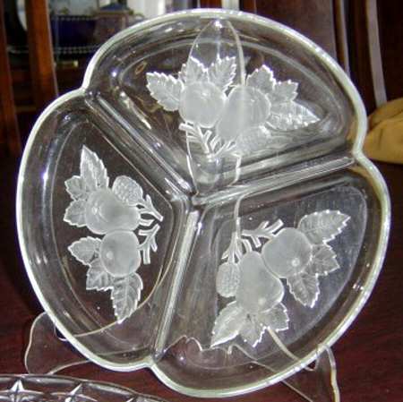 Intaglio Fruit (Line 900, Round) 8" Pansy/Flower Shape 3 Part Relish