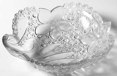 Daisy and Button with Narcissus Clear 6" Shell Shape Relish