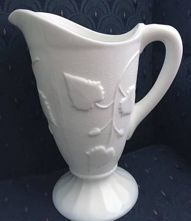 Ivy In Snow Milk Glass 36 Oz Pitcher