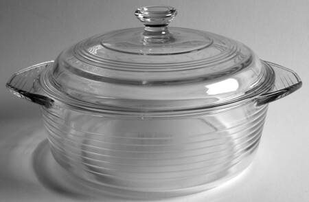Hoops 2 Quart Round Covered Casserole