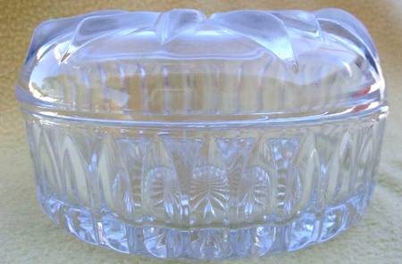 Poinsettia Round Box & Lid