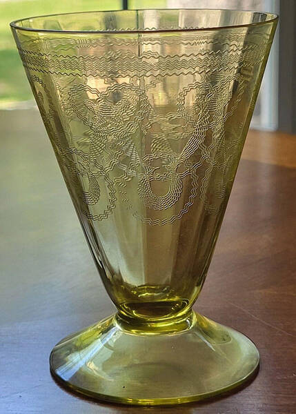 Necklace Yellow (Stem 7577) Footed Tumbler